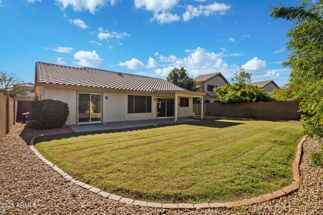 Building Photo - 1250 W Canary Way