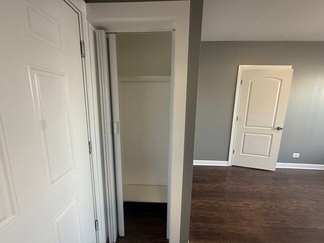 Building Photo - 3420 W Irving Park Rd