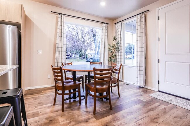 Building Photo - 717 E Elgin St