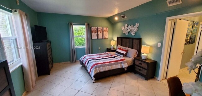 Building Photo - 1679 NE 175th St