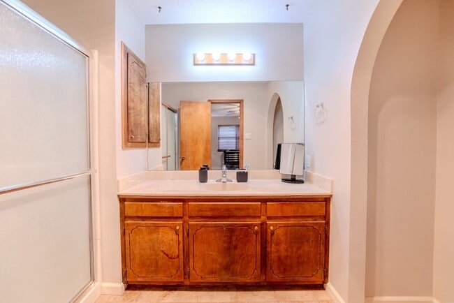 Building Photo - 2112 Castle Ct