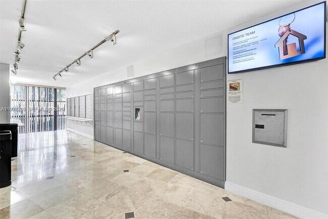 Building Photo - 1000 Parkview Dr