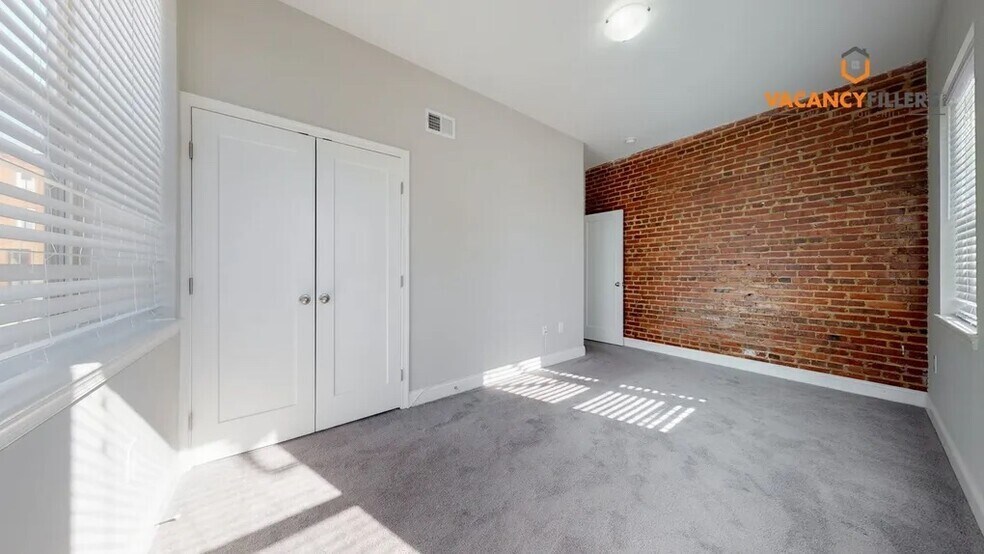 Building Photo - 17 E 21st St