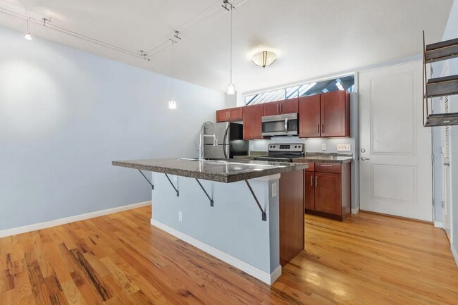 Building Photo - Lovely condo in the heart of Mayfair!