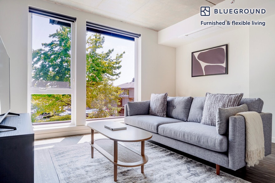 Primary Photo - 10050 NE 10th St