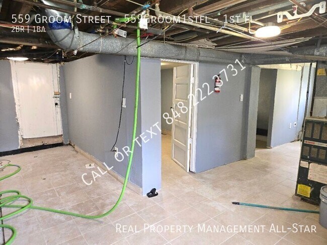 Building Photo - 559 Groom St