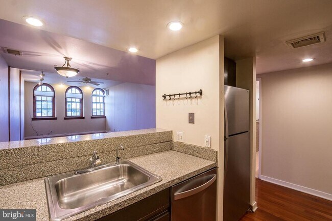 Building Photo - 301 Race St