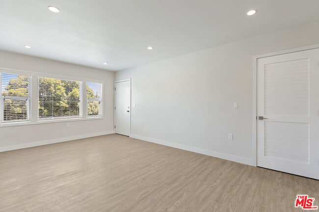Building Photo - 5454 S San Vicente Blvd