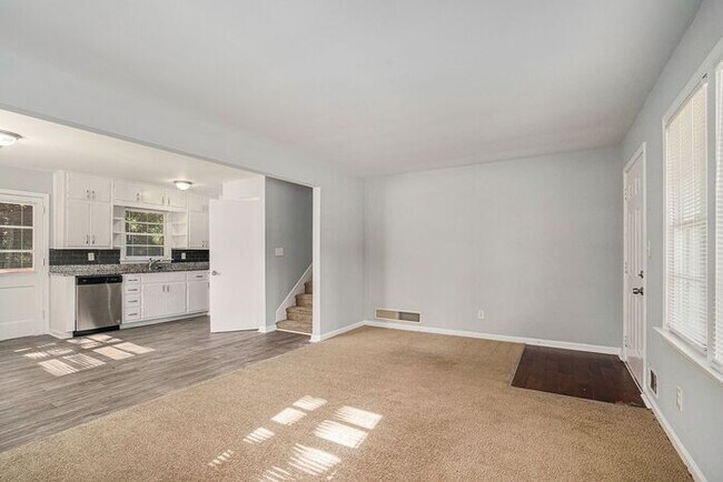 Building Photo - Renovated 4BR/2.5BA Home in Jonesboro!