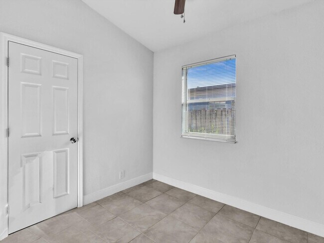 Building Photo - 525 NW 10th Ave