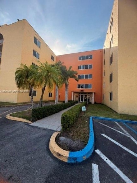 Building Photo - 6930 Miami Gardens Dr