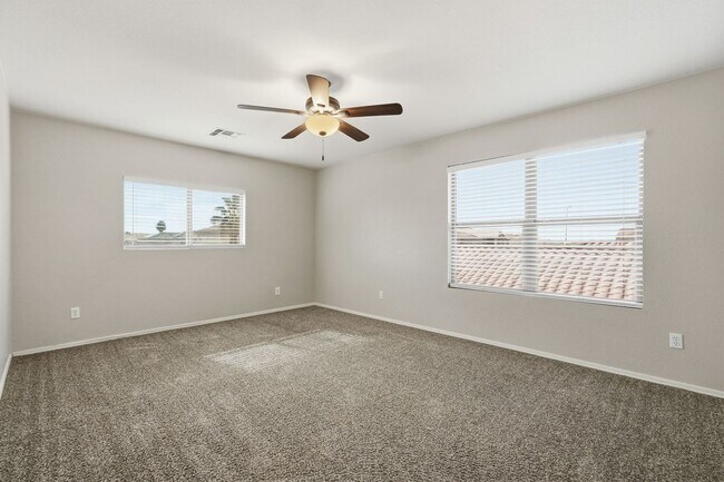 Building Photo - HUGE 6 Bedroom Home - Westgate and Freeways Nearby!