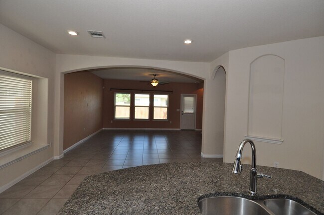 Building Photo - Washer Dryer and Refrigerator included - G...