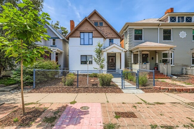 Building Photo - Charming Upper-Level 2 bed 1 bath Unit in ...