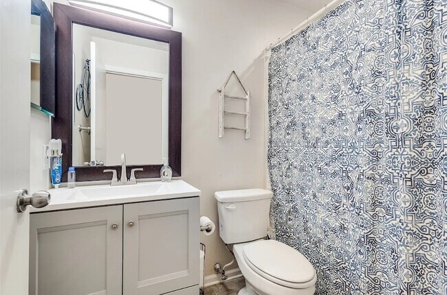 Building Photo - 3499 Longview Dr