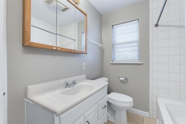 Building Photo - 618 S La Salle Dr