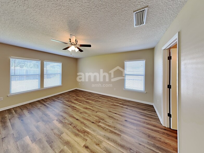 Building Photo - 11501 Brian Lakes Dr N