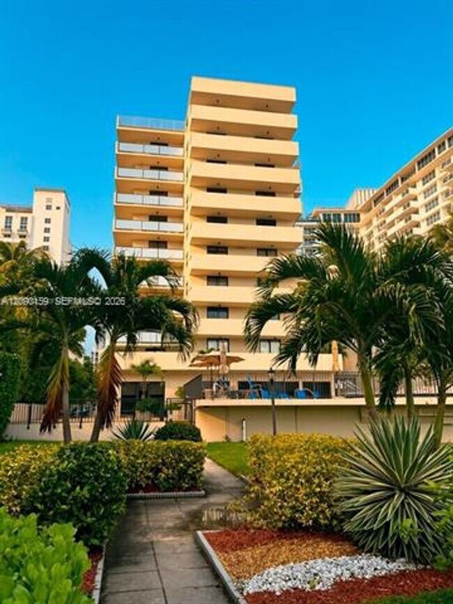 Building Photo - 1621 Collins Ave