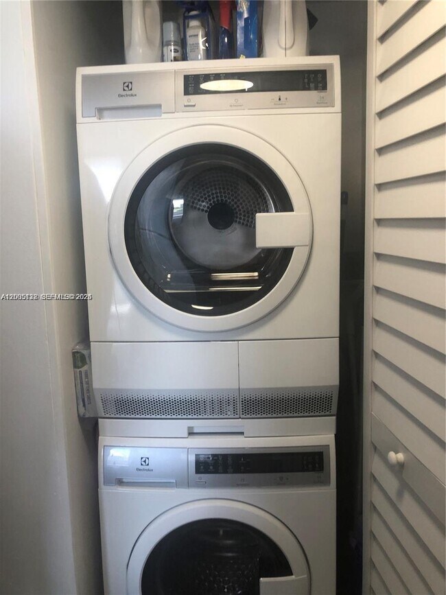 Building Photo - 20225 NE 34th Ct