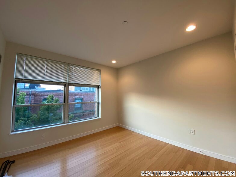 Building Photo - 601 Albany St