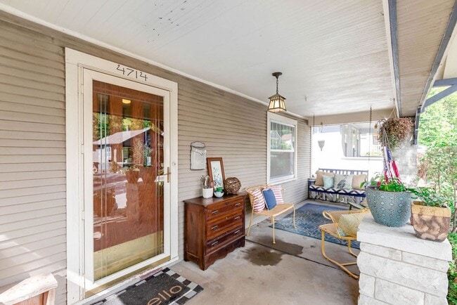 Building Photo - Fantastic West Plaza Bungalow