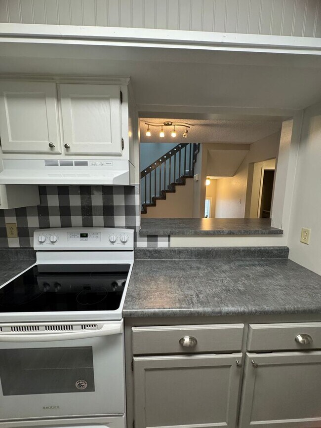 Building Photo - 4 bed 3.5 bath duplex