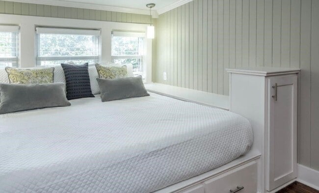 Building Photo - Gorgeous Renovated Highlands Bungalow – Av...