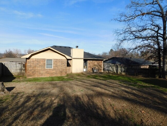 Building Photo - 3 bedrooms, 2 baths Van Buren AR