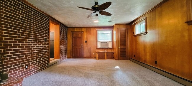 Building Photo - Brick ranch in Southside with large privat...