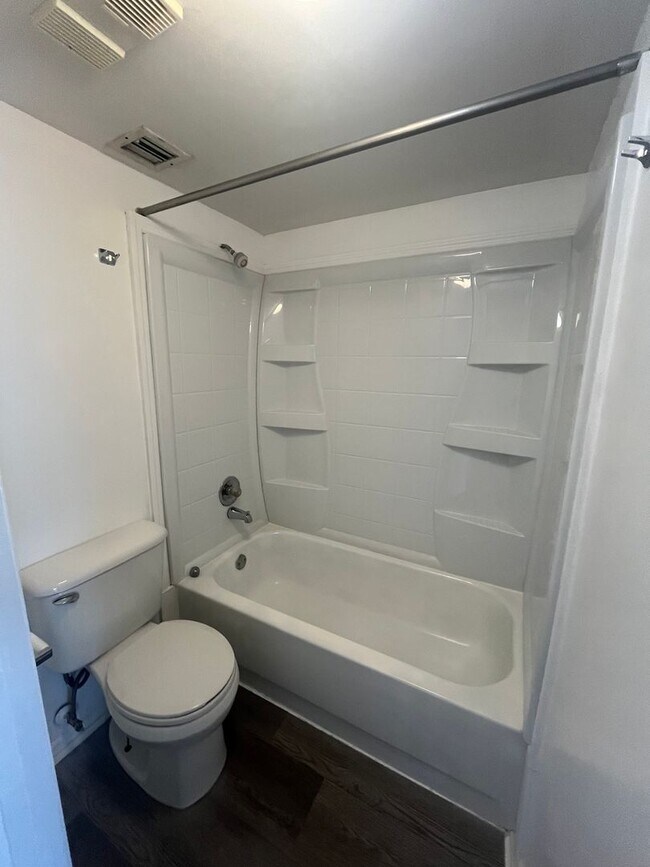 Building Photo - ONE BEDROOM ONE BATHROOM WITH LAKEVIEW!!!