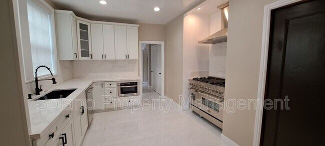 Building Photo - 290 E B St