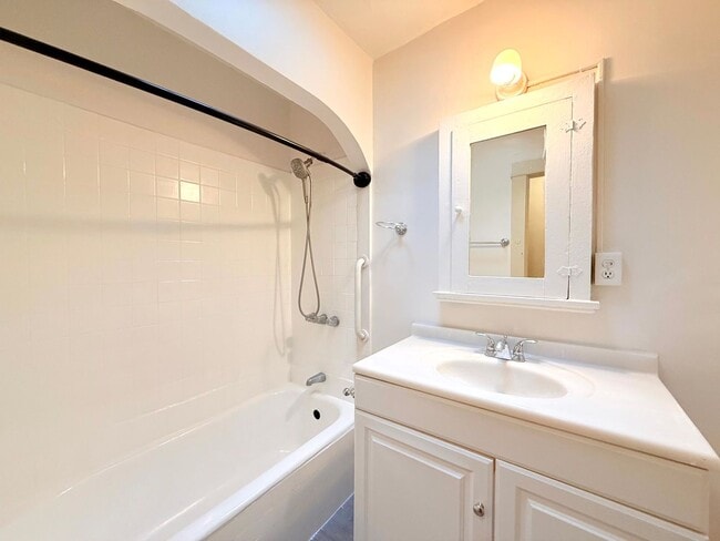 Building Photo - 614-614 N Poinsettia Pl