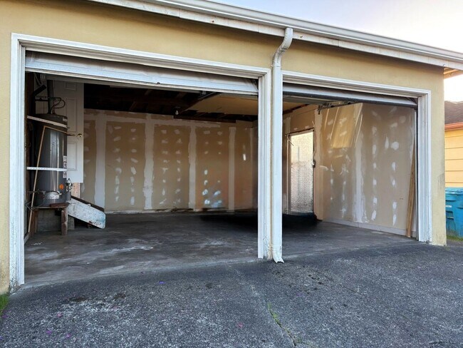 Building Photo - 905 W Harris St