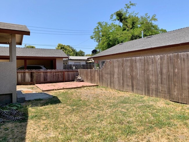 Building Photo - 3 Bedroom in Hollister