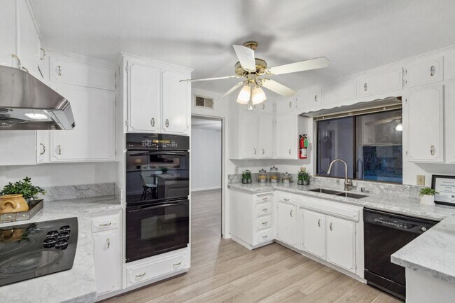 Building Photo - 3094 W Escalon Ave