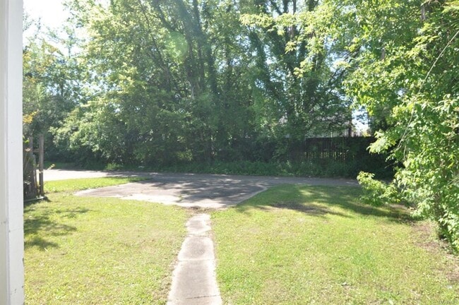 Building Photo - 3200 Herbert Dr