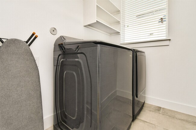 Building Photo - 208 N York St