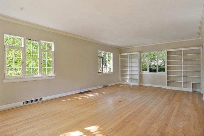 Building Photo - 618 S Harvey Ave