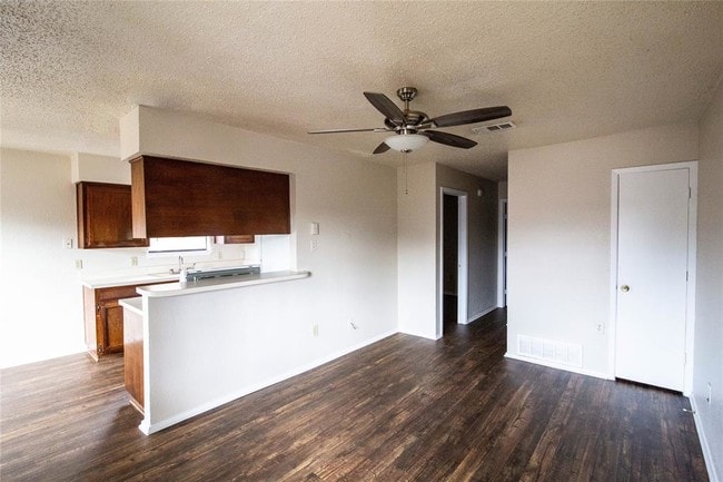 Building Photo - 215 Roberts Cir