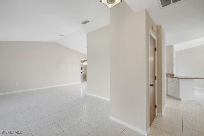 Building Photo - 33 SE 12th Ct