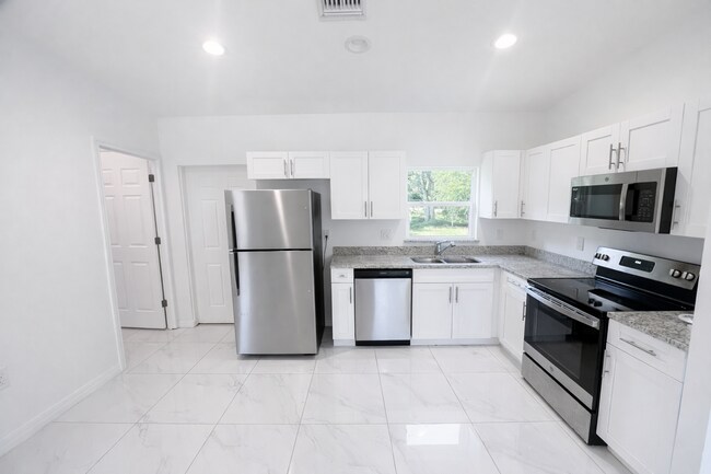 Building Photo - Beautiful 3 bedroom home Sw Lehigh Acres