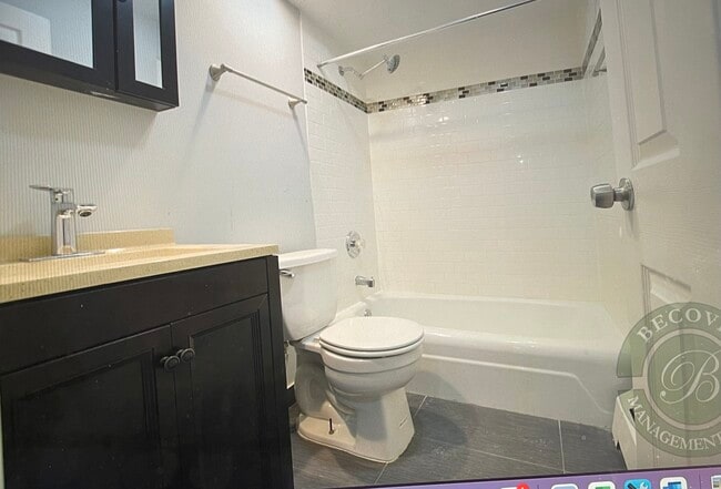 Building Photo - 5534 N Winthrop Ave