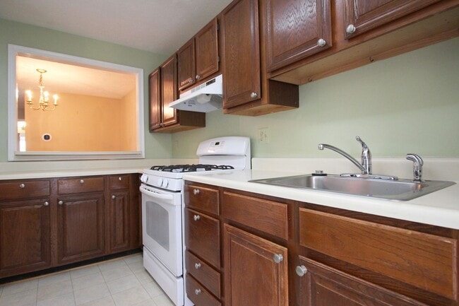 Building Photo - Large upper-level condo