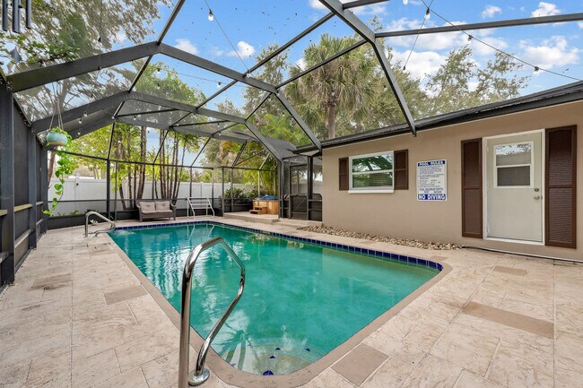 Building Photo - 1341 Bayview Dr