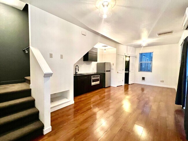 Building Photo - Richmond Neighborhood Condo w/100 bike score on walkscore.com MOVE IN SPECIAL: 1/2 OFF FIRST MONT...