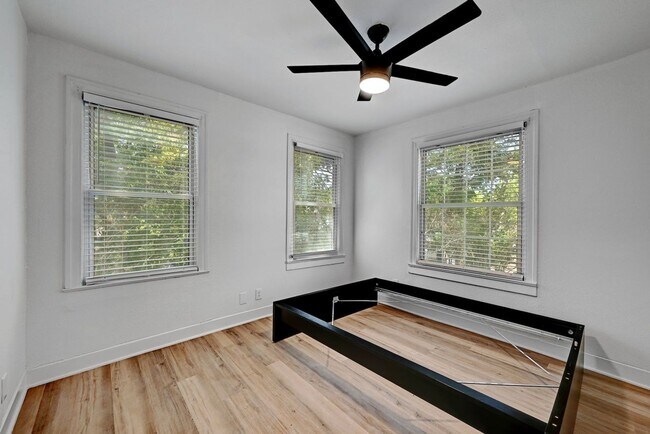 Building Photo - 8 bed 5 Bath house in center of West campus Pre Lease Aug 2026