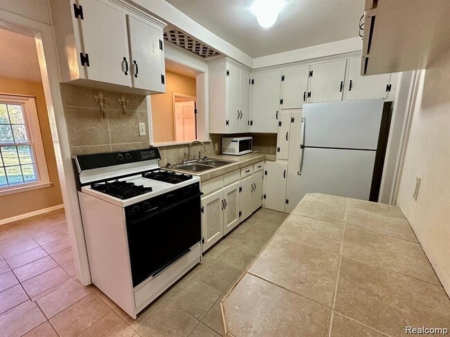 Building Photo - 4302 Sheridan Dr