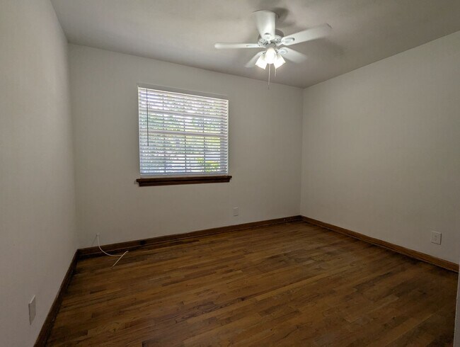 Building Photo - Adorable 3/2 with updated kitchen and full...
