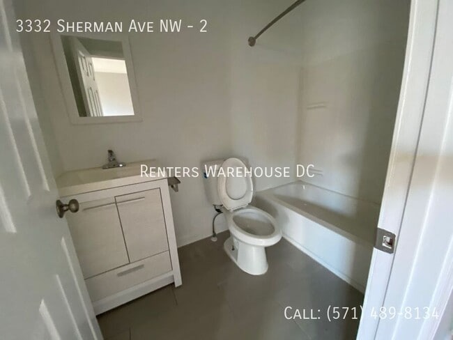 Building Photo - Updated 1BR+Den w/ private patio in heart ...