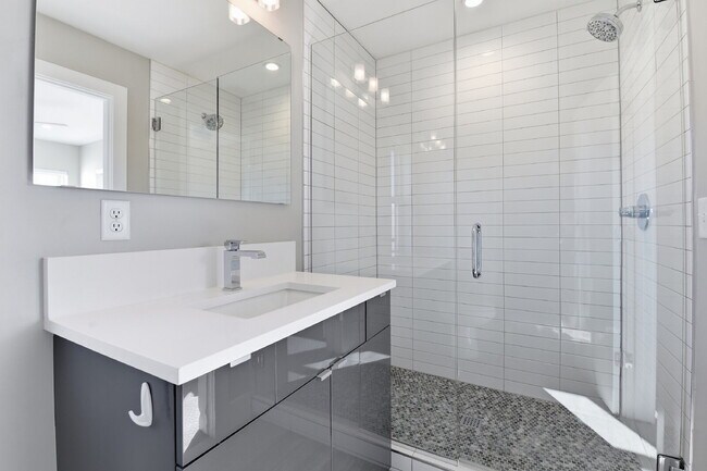 Building Photo - $5,640.95, $300 off the first month's rent, 4 Beds - 5 Bath, Townhouse in Denver with Office!